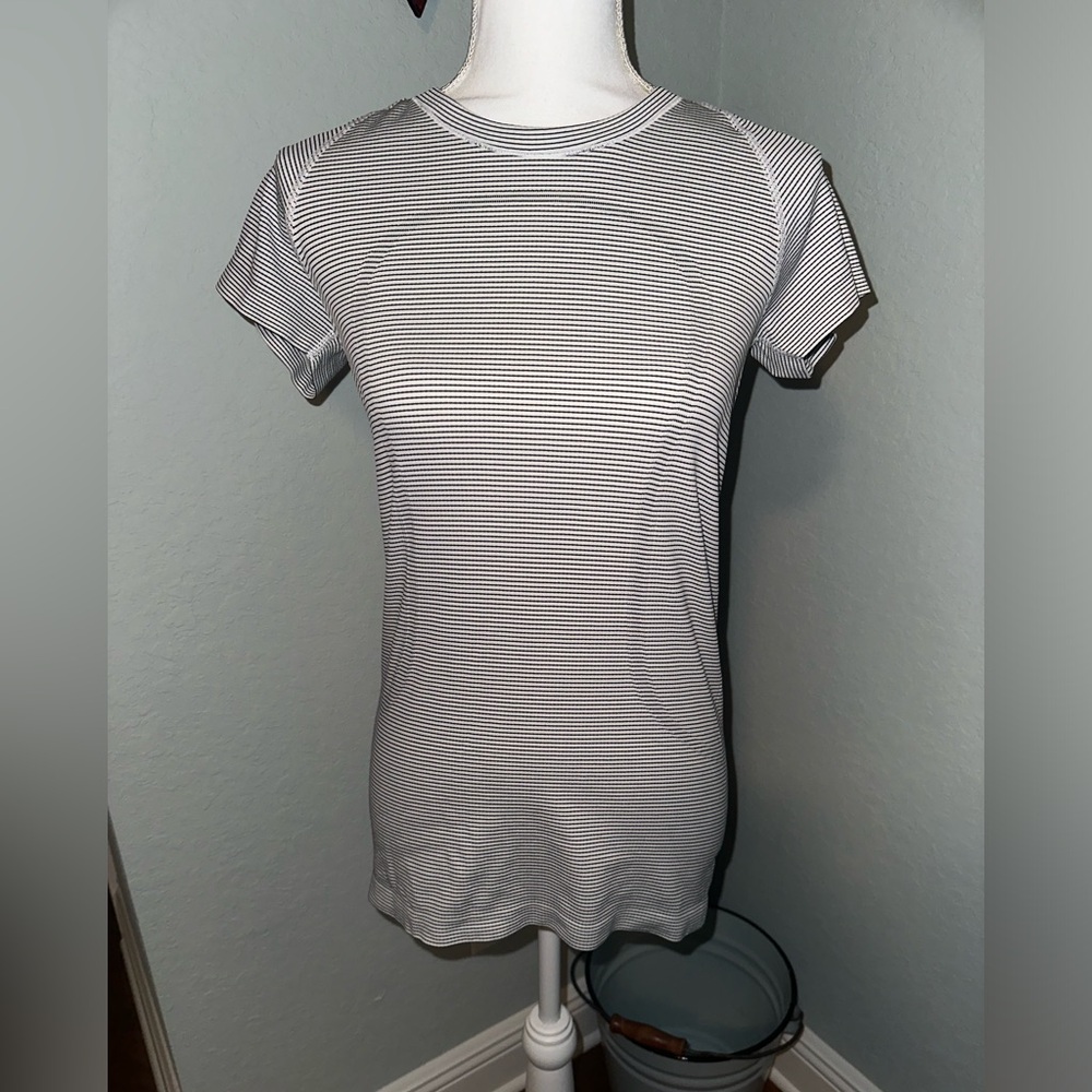 Lululemon Short Sleeve Swiftly Tech. Size 8. Black & White Stripe 🍋